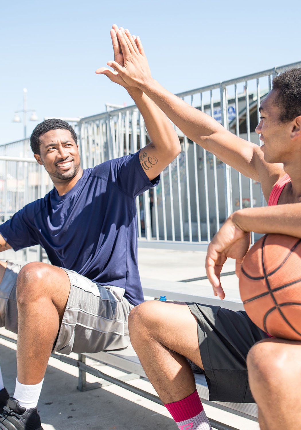 basketball players high fiving